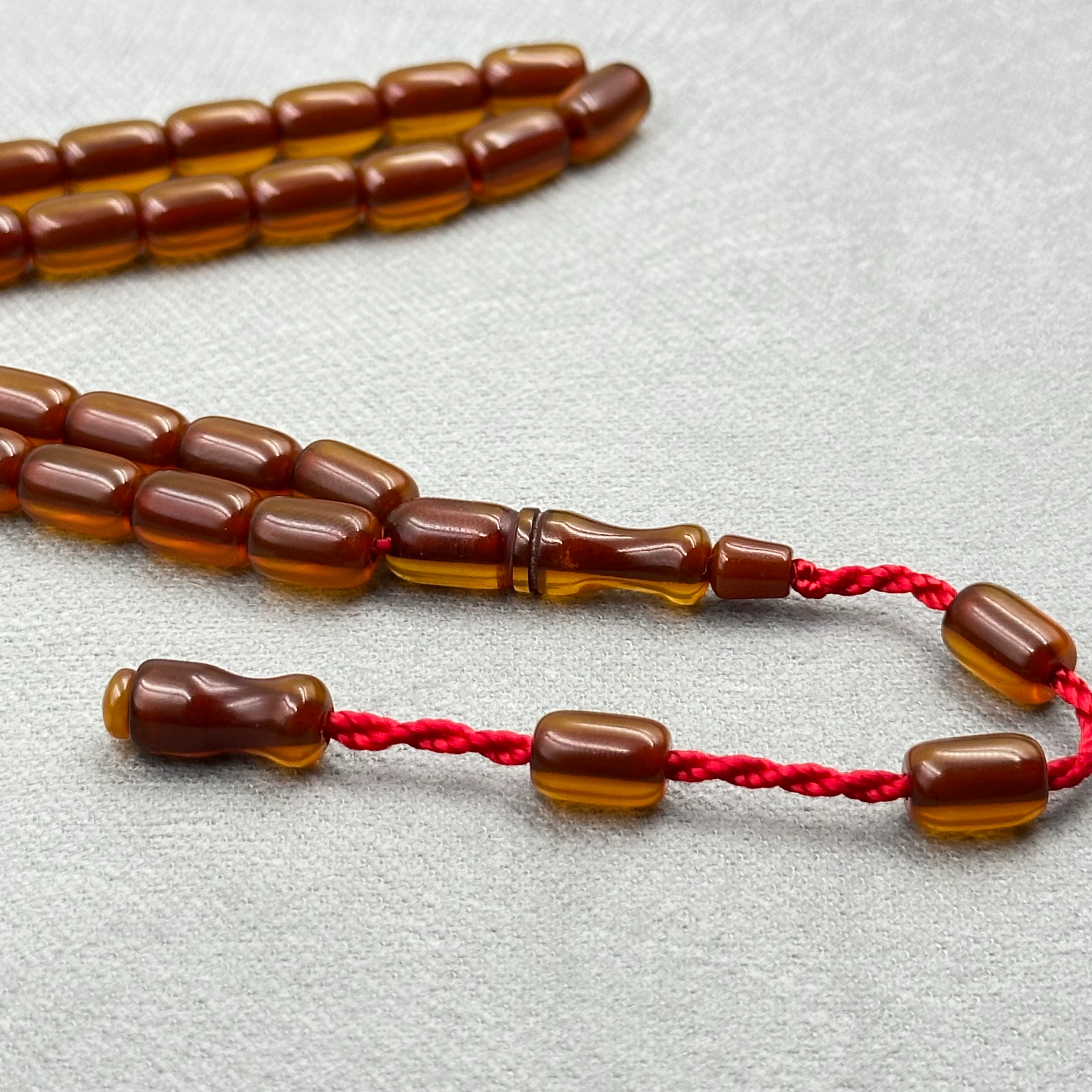 Koyu Amber Tonlu Parlak Kapsül Kesim Sıkma Kehribar Tespih